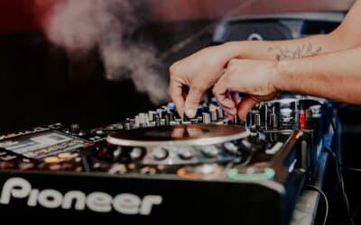 How to choose a DJ for a successful event?